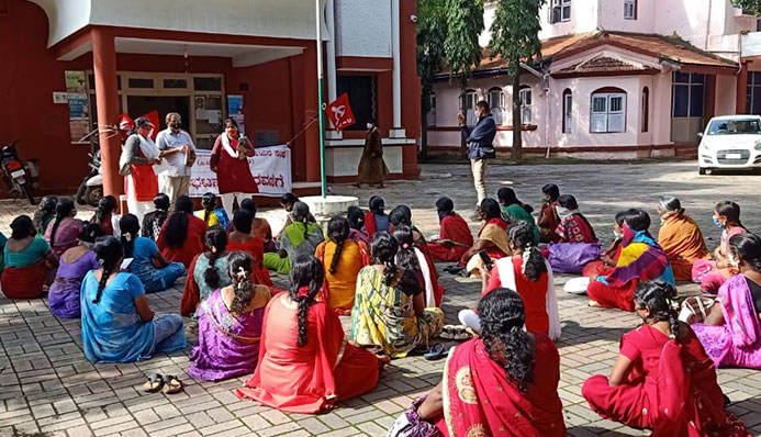 ವಿವಿಧ ಬೇಡಿಕೆಗಳಿಗೆ ಆಗ್ರಹ – ಬಿಸಿಯೂಟ ನೌಕರರ ಉಪವಾಸ ಸತ್ಯಾಗ್ರಹ ಆರಂಭ