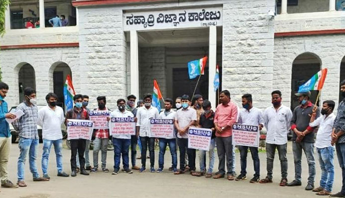 ಪ್ರಮುಖ ಕೋರ್ಸ್‍ಗಳ ತರಗತಿಗಳ ಕಡಿತಕ್ಕೆ ವಿರೋಧಿಸಿ NSUI ಪ್ರತಿಭಟನೆ