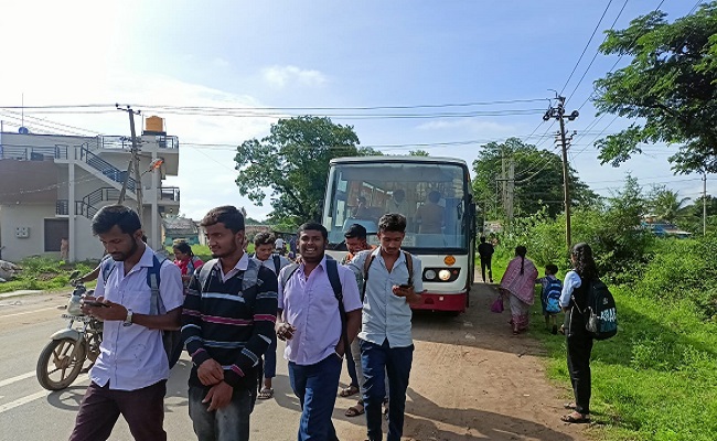 ಕೆ.ಎಸ್.ಆರ್.ಟಿ.ಸಿ ಸಿಬ್ಬಂದಿಗಳ ವರ್ತನೆಗೆ ವಿದ್ಯಾರ್ಥಿಗಳ ಆಕ್ರೋಶ