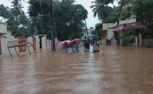 ಮಂಗಳೂರಿನಲ್ಲಿ ಭಾರಿ ಮಳೆಗೆ ಜನ ಹೈರಾಣ