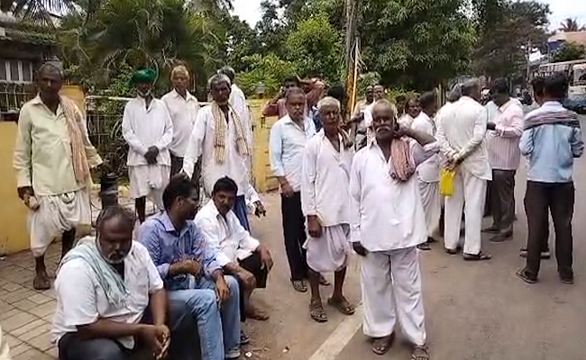 ರೈತರಿಂದ ಶಾಸಕರ ಮನೆಗೆ ದಿಢೀರ್ ಮುತ್ತಿಗೆ