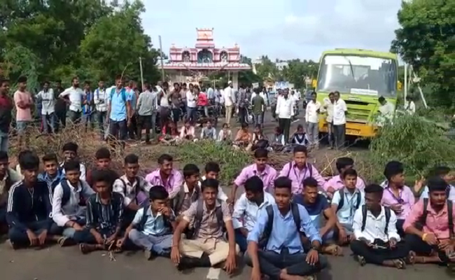 ಹೆದ್ದಾರಿಗೆ ಮುಳ್ಳಿನ ಬೇಲಿ ಹಾಕಿ ವಿದ್ಯಾಥಿ೯ಗಳು ಪ್ರತಿಭಟನೆ