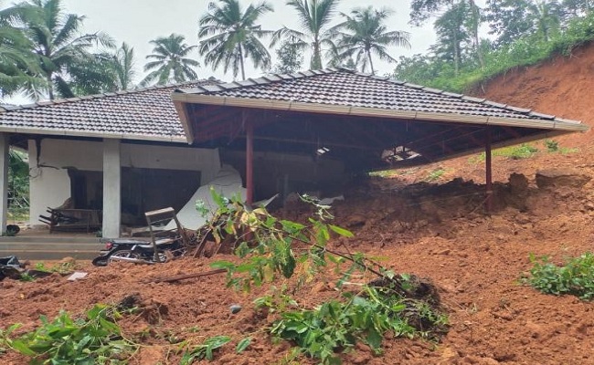 ಗುಡ್ಡ ಕುಸಿದು ಮನೆ ಸಂಪೂರ್ಣ ಜಖಂ