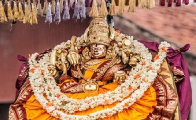 ಮೈಸೂರಿನ ಚಾಮುಂಡಿ ಬೆಟ್ಟದಲ್ಲಿ ಆಷಾಢ ಮಾಸದ ಸಂಭ್ರಮ