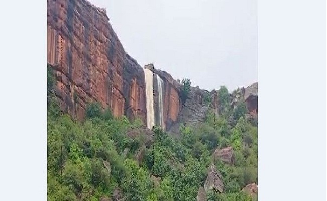 ಹಾಲ್ನೊರೆಯಂತೆ ಉಕ್ಕಿದ ಅಕ್ಕತಂಗಿ ಜಲಪಾತ