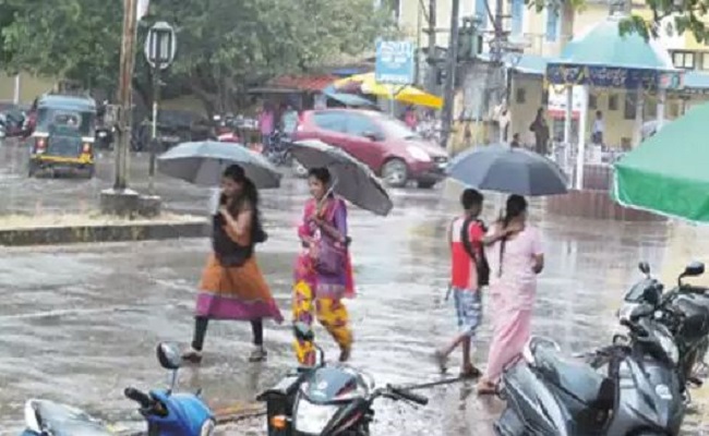 ಮೋಡ ಕವಿದ ವಾತಾವರಣದೊಂದಿಗೆ ಮಳೆ