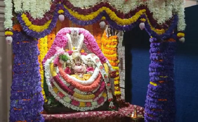 ಆಷಾಢ ಶುಕ್ರವಾರದಂದು ಚಾಮುಂಡಿ ಬೆಟ್ಟಕ್ಕೆ ಹರಿದು ಬಂದ ಭಕ್ತಸಾಗರ