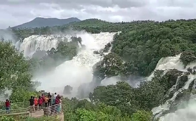 ಭೋರ್ಗರೆಯುತ್ತಿದೆ ಭರಚುಕ್ಕಿ :  ಅಂಗೈಯಲ್ಲೇ ನೋಡಿ ಜಲಪಾತದ ಜಲಸಿರಿ