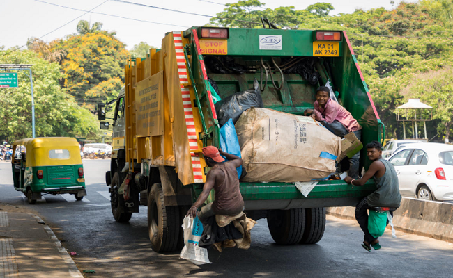 ಕಸದ ಲಾರಿ ಚಲಾಯಿಸಿದ ಜಿ.ಪಂ CEO