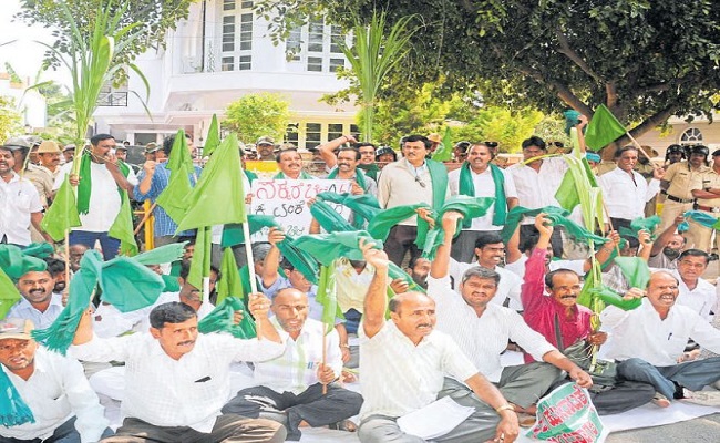 ವಿಜಯಪುರದಲ್ಲಿ ಮುಗಿಲು ಮುಟ್ಟಿದ ರೈತರ ಪ್ರತಿಭಟನೆ