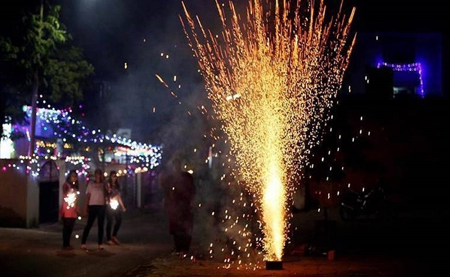 ಪಟಾಕಿಯ ಕಿಡಿ ತಗುಲಿ ಹೊತ್ತಿ ಉರಿದ ಮನೆ