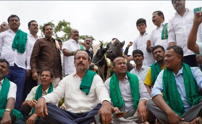 ಹಾಲಿನ ದರ ಹೆಚ್ಚಳಕ್ಕೆ ವಿಭಿನ್ನ ಪ್ರತಿಭಟನೆ..!