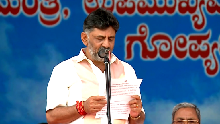 ಅಜ್ಜಯ್ಯನ ಹೆಸರಿನಲ್ಲಿ ಡಿ.ಕೆ ಶಿವಕುಮಾರ್ ಪ್ರಮಾಣ ವಚನ ಸ್ವೀಕಾರ