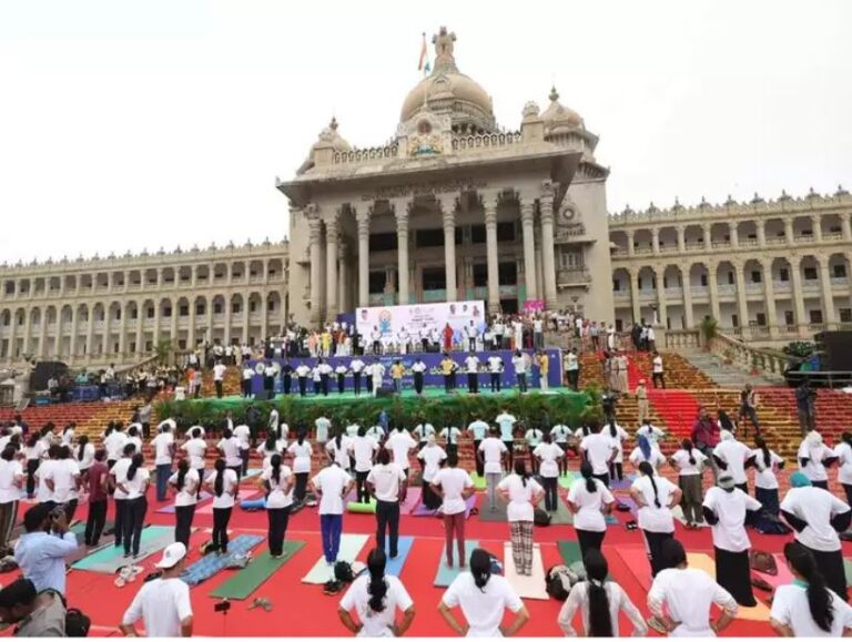 Yoga Day 2023: ವಿಧಾನಸೌಧದ ಮುಂದೆ ಯೋಗಾಸನ ಮಾಡಿ ಗಮನ ಸೆಳೆದ ಗಣ್ಯರು