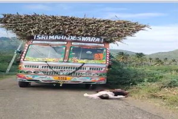 ಕಬ್ಬು ತುಂಬಿದ್ದ ಲಾರಿಗೆ ವಿದ್ಯುತ್ ತಂತಿ ತಗುಲಿ ಇಬ್ಬರು ಸಾವು