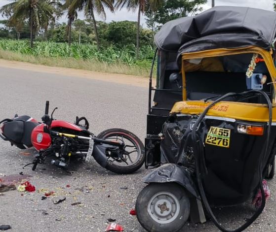 ಆಟೋ, ಬೈಕ್ ನಡುವೆ ಡಿಕ್ಕಿ ; ಇಬ್ಬರಿಗೆ ಗಂಭೀರ ಗಾಯ