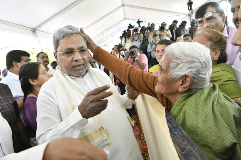 ಸಿಎಂ ಜನಸ್ಪಂದನೆಗೆ ಅಹವಾಲು ಹೊತ್ತು ಹರಿದು ಬಂದ ಜನರು: ಸ್ಥಳದಲ್ಲೆ ಪರಿಹಾರಕ್ಕೆ ಸಿಎಂ ಸೂಚನೆ