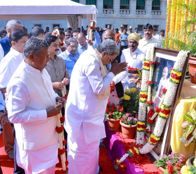 ಗಾಂಧೀಜಿ ಕಾಲಿಗೆ ಬಿದ್ದು ಎದೆಗೆ ಗುಂಡಿಟ್ಟು ಕೊಂದಿದ್ದು ಗೋಡ್ಸೆ: ಸಿಎಂ ಸಿದ್ದರಾಮಯ್ಯ