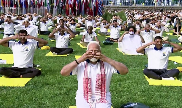 International Yoga Day: ದಾಲ್‌ ಸರೋವರ ತೀರದಲ್ಲಿ ‘ನಮೋ’ ಯೋಗ!