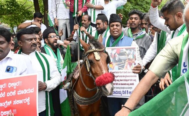 ಪೆಟ್ರೋಲ್, ಡೀಸೆಲ್ ಮೇಲೆ ತೆರಿಗೆ ವಿಧಿಸಿದ ಕಾಂಗ್ರೆಸ್ ಸರಕಾರದ ವಿರುದ್ಧ ಜೆಡಿಎಸ್ ಪ್ರತಿಭಟನೆ