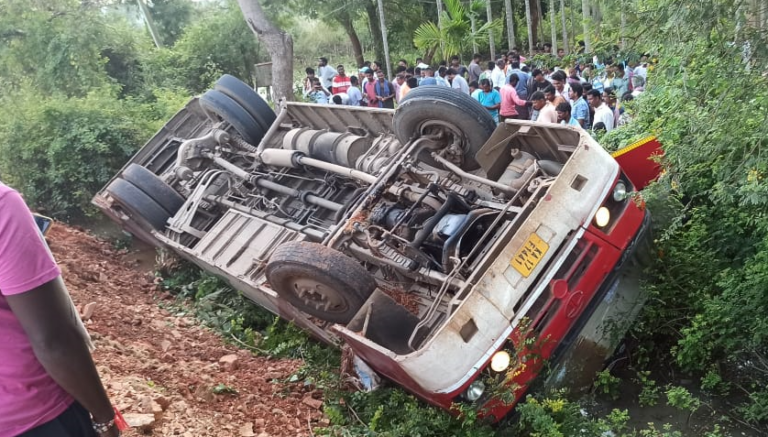 KSRTC ಬಸ್ ಪಲ್ಟಿ: ಓರ್ವ ಮಹಿಳೆ ಸಾವು 20ಕ್ಕೂ ಹೆಚ್ಚು ಗಾಯ