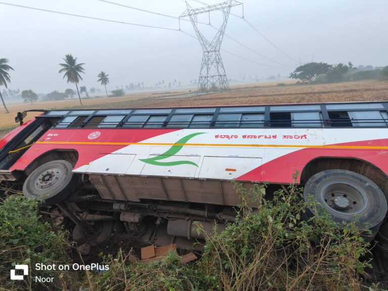 ಪ್ರವಾಸಕ್ಕೆ ತೆರಳಿದ್ದ ಶಾಲಾ ಬಸ್​​ ಪಲ್ಟಿ : ಪ್ರಾಣಾಪಾಯದಿಂದ ಪಾರಾದ 60 ವಿಧ್ಯಾರ್ಥಿಗಳು