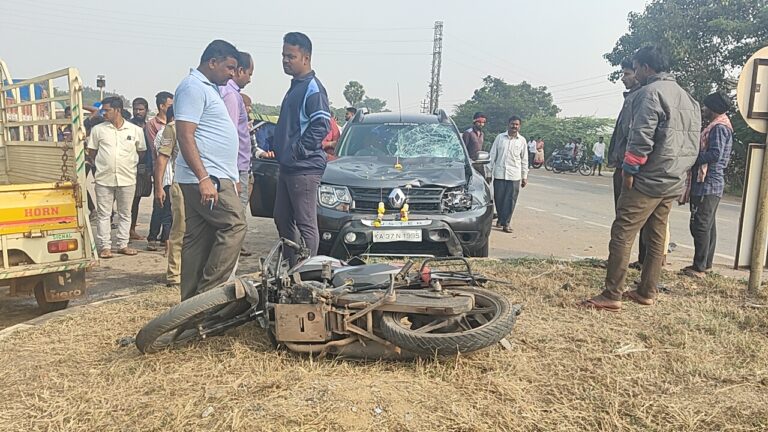 ಭೀಕರ ಅಪಘಾತದಲ್ಲಿ ಬೈಕ್​ ಸವಾರ ಸಾವು : ತಾಯಿ ಇಬ್ಬರು ಮಕ್ಕಳು ಸೇರಿದಂತೆ ಮೂವರಿಗೆ ಗಾಯ !