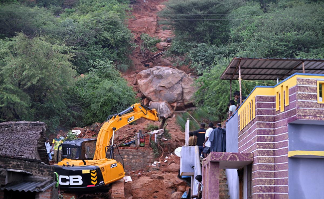 ಫೆಂಗಲ್​ ಸೈಕ್ಲೋನ್​ ಎಫೆಕ್ಟ್​​ : ಮನೆ ಮೇಲೆ ಬಂಡೆ ಕುಸಿದು ಐವರು ಮಕ್ಕಳು ಸೇರಿ 7 ಮಂದಿ ಸಾವು !