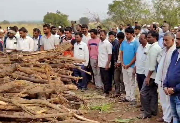 ಭೀಕರ ರಸ್ತೆ ಅಪಘಾತ ಪ್ರಕರಣ : ಲಿಂಗಾಯತ ಸಂಪ್ರಾದಾಯದಂತೆ ನೆರವೇರಿದ ಮೃತರ ಅಂತ್ಯ ಸಂಸ್ಕಾರ !