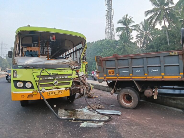 ರಸ್ತೆ ಬದಿ ನಿಂತಿದ್ದ ಲಾರಿಗೆ KSRTC ಬಸ್​ ಡಿಕ್ಕಿ : 10ಕ್ಕೂ ಹೆಚ್ಚು ಜನರಿಗೆ ಗಾಯ !