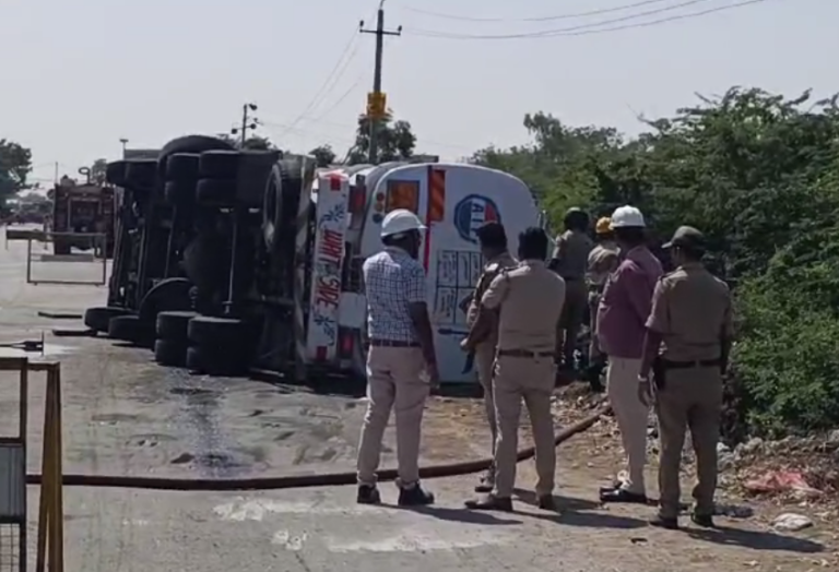 ಮಿಥೇನ್​ ತುಂಬಿದ್ದ ಲಾರಿ ಪಲ್ಟಿ: ಬ್ಲಾಸ್ಟ್​ ಆಗುವ ಸಾಧ್ಯತೆ, ಅಧಿಕಾರಿಗಳಿಂದ ಗ್ರಾಮಸ್ಥರಿಗೆ ಎಚ್ಚರಿಕೆ