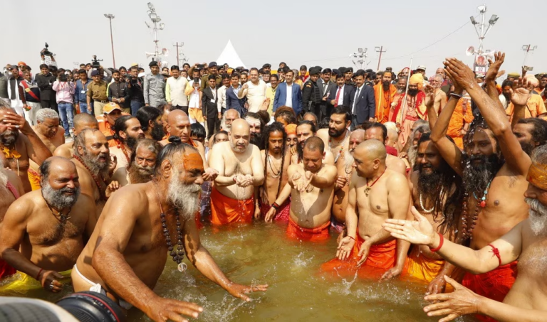 ಕುಂಭಮೇಳದಲ್ಲಿ ಪುಣ್ಯಸ್ನಾನ ಮಾಡಿದ ಅಮಿತ್ ಶಾ !