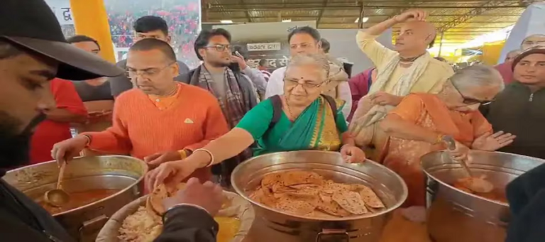 ಕುಂಭಮೇಳದಲ್ಲಿ ಊಟ ಬಡಿಸಿ ಸಂತಸ ಪಟ್ಟ ಸಮಾಜ ಸೇವಕಿ ಸುಧಾಮೂರ್ತಿ !