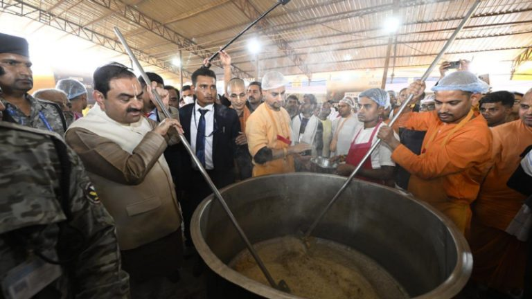 ಮಹಾಕುಂಭ ಮೇಳದಲ್ಲಿ ಪ್ರಸಾದ ತಯಾರಿಸಿದ ಗೌತಮ್​ ಅದಾನಿ !