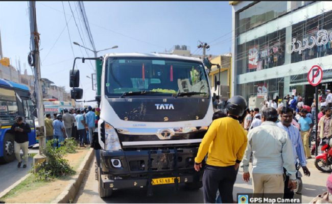 ಓವರ್​ಟೇಕ್​ ಮಾಡುವ ಬರದಲ್ಲಿ ಅಪಘಾತ : ಕಸದ ಲಾರಿ ಹರಿದು ಇಬ್ಬರು ಮಹಿಳೆಯರ ಸಾ*ವು !