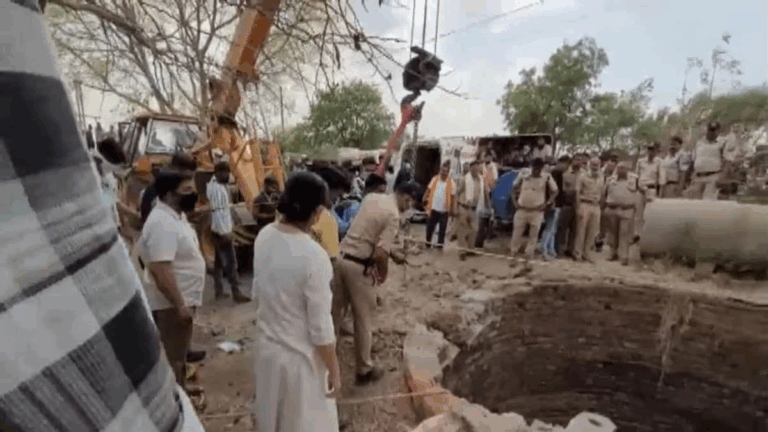 ಭೀಕರ ಅಪಘಾತ: ನಿಯಂತ್ರಣ ತಪ್ಪಿ ಬಾವಿಗೆ ಬಿದ್ದ ಕಾರು, 12 ಮಂದಿ ಸಾವು
